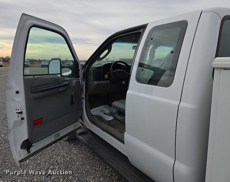 image for item ET1131 2007 Ford F250 Super Duty XL Ext. Cab utility bed pickup truck