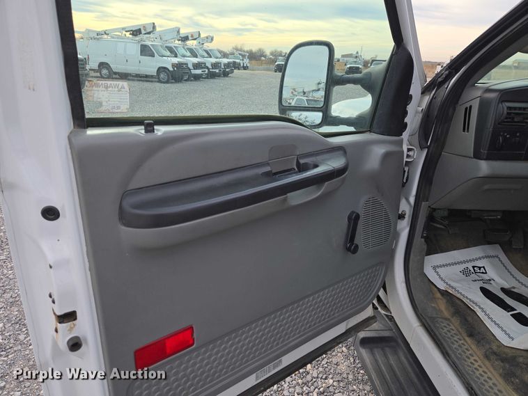 image for item ET1131 2007 Ford F250 Super Duty XL Ext. Cab utility bed pickup truck