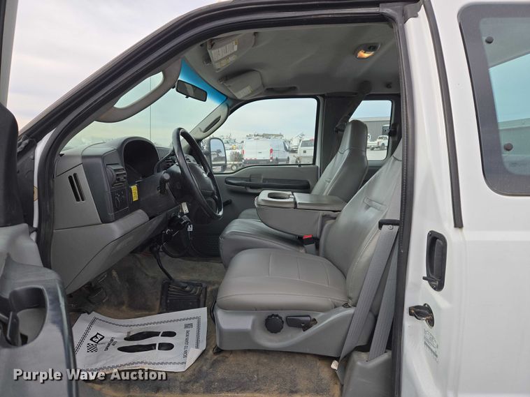 image for item ET1131 2007 Ford F250 Super Duty XL Ext. Cab utility bed pickup truck