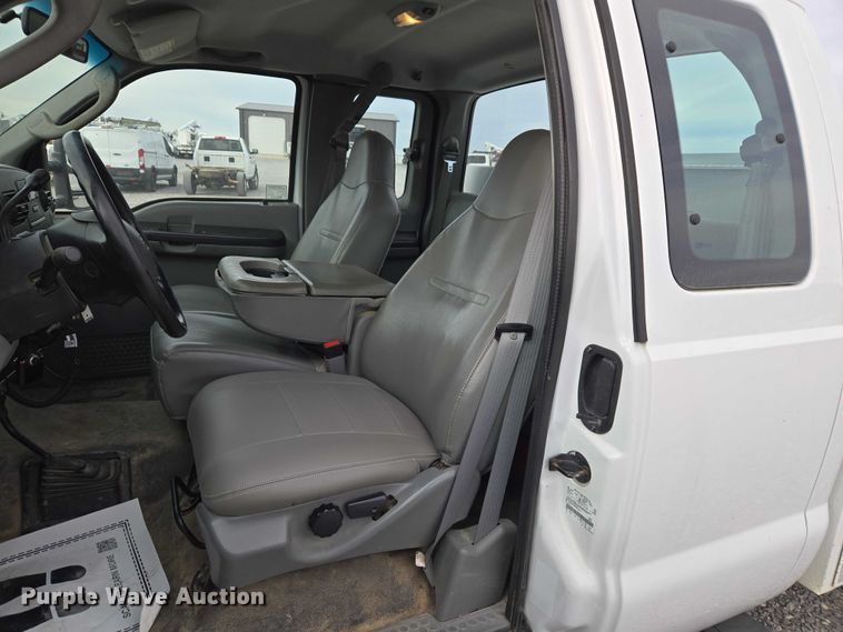 image for item ET1131 2007 Ford F250 Super Duty XL Ext. Cab utility bed pickup truck