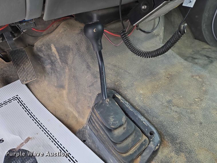 image for item ET1131 2007 Ford F250 Super Duty XL Ext. Cab utility bed pickup truck