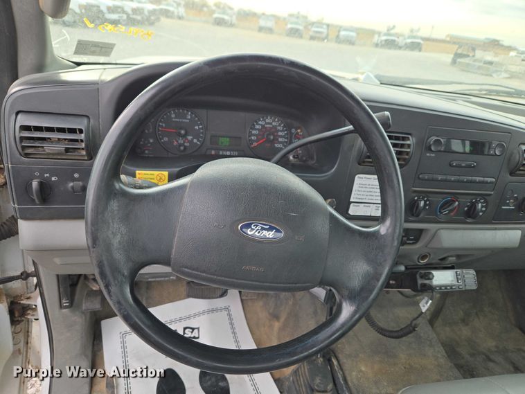 image for item ET1131 2007 Ford F250 Super Duty XL Ext. Cab utility bed pickup truck