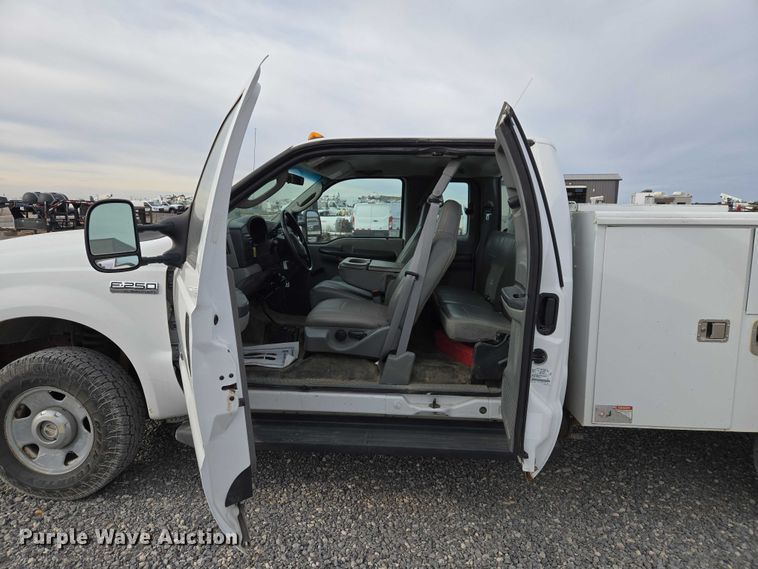 image for item ET1131 2007 Ford F250 Super Duty XL Ext. Cab utility bed pickup truck