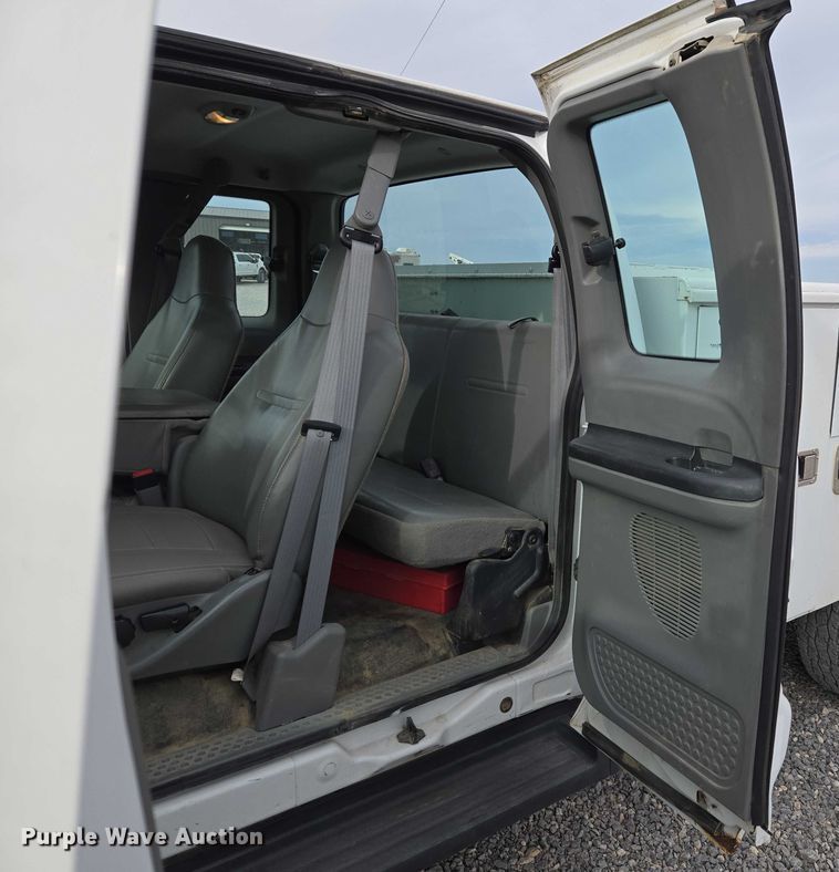 image for item ET1131 2007 Ford F250 Super Duty XL Ext. Cab utility bed pickup truck