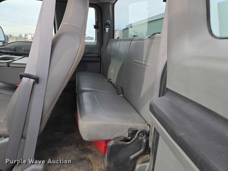 image for item ET1131 2007 Ford F250 Super Duty XL Ext. Cab utility bed pickup truck