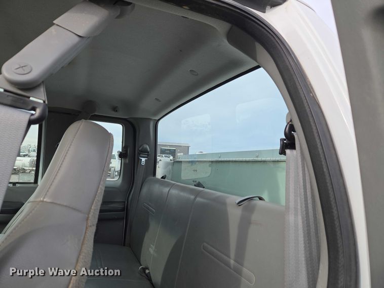 image for item ET1131 2007 Ford F250 Super Duty XL Ext. Cab utility bed pickup truck