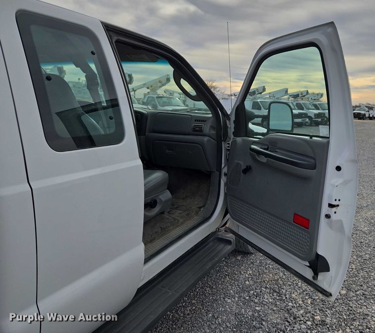 image for item ET1131 2007 Ford F250 Super Duty XL Ext. Cab utility bed pickup truck