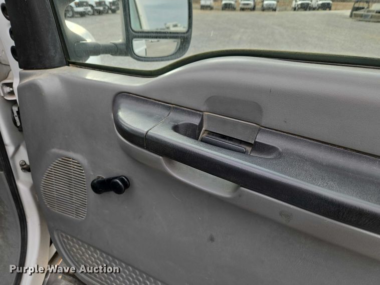 image for item ET1131 2007 Ford F250 Super Duty XL Ext. Cab utility bed pickup truck