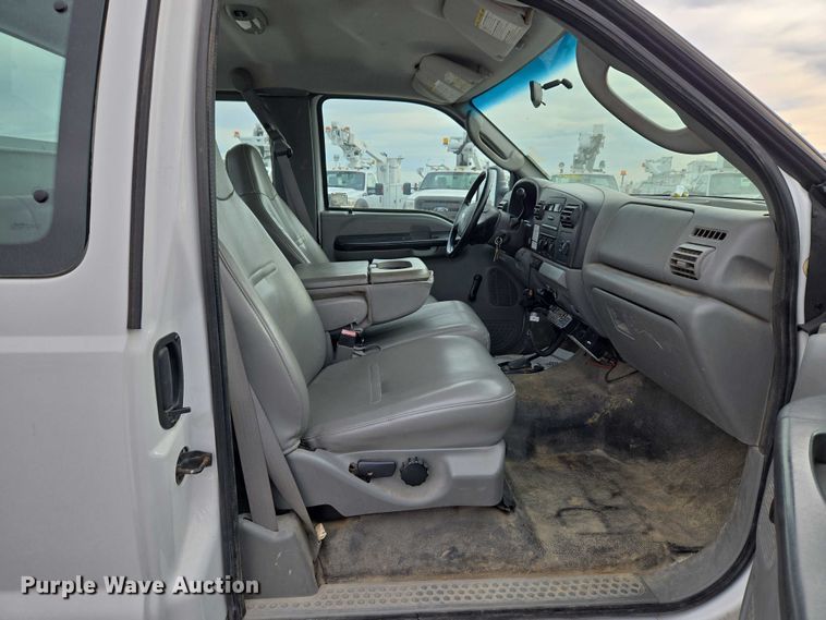 image for item ET1131 2007 Ford F250 Super Duty XL Ext. Cab utility bed pickup truck