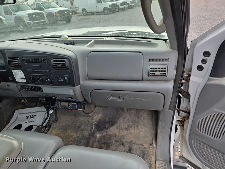 image for item ET1131 2007 Ford F250 Super Duty XL Ext. Cab utility bed pickup truck