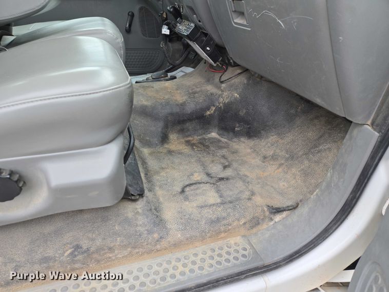 image for item ET1131 2007 Ford F250 Super Duty XL Ext. Cab utility bed pickup truck