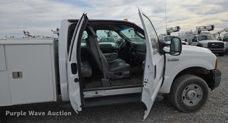 image for item ET1131 2007 Ford F250 Super Duty XL Ext. Cab utility bed pickup truck