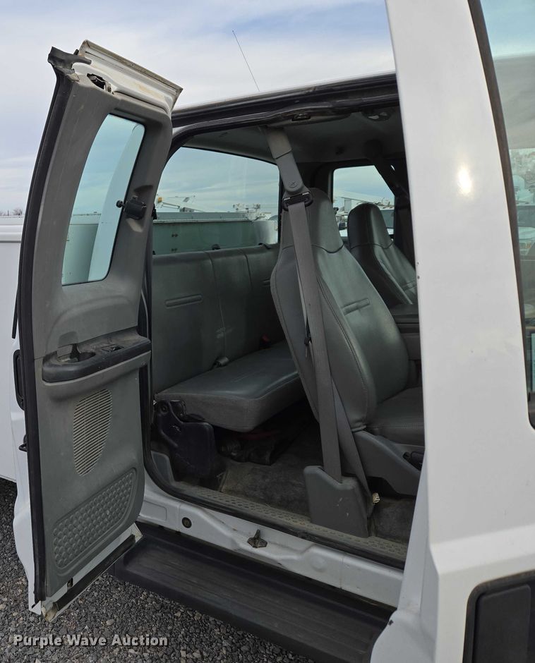 image for item ET1131 2007 Ford F250 Super Duty XL Ext. Cab utility bed pickup truck