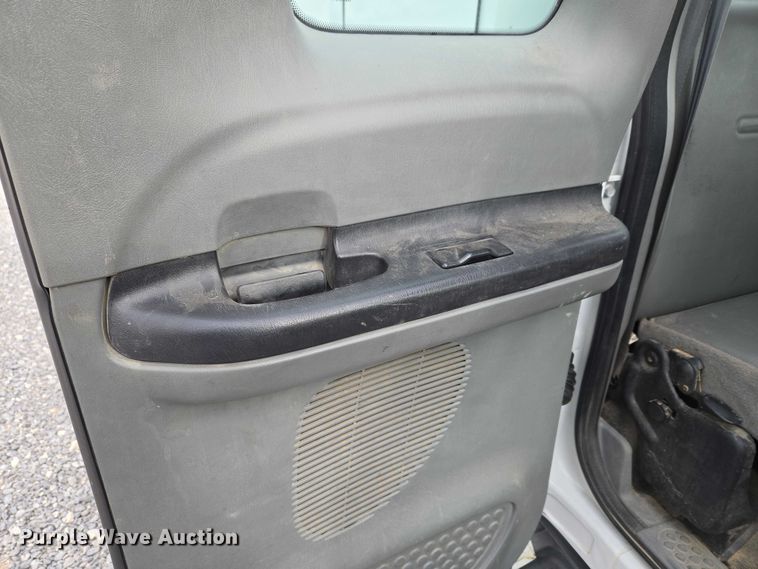 image for item ET1131 2007 Ford F250 Super Duty XL Ext. Cab utility bed pickup truck