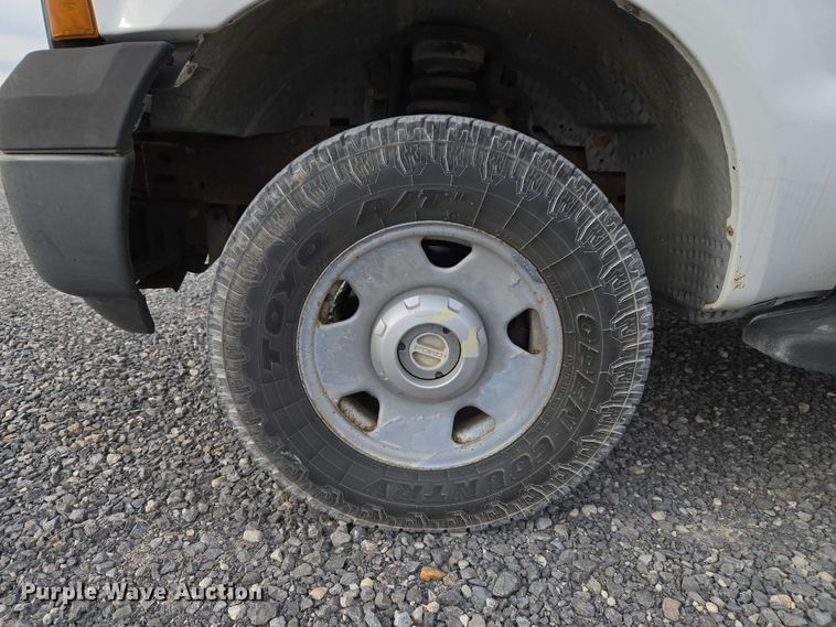 image for item ET1131 2007 Ford F250 Super Duty XL Ext. Cab utility bed pickup truck