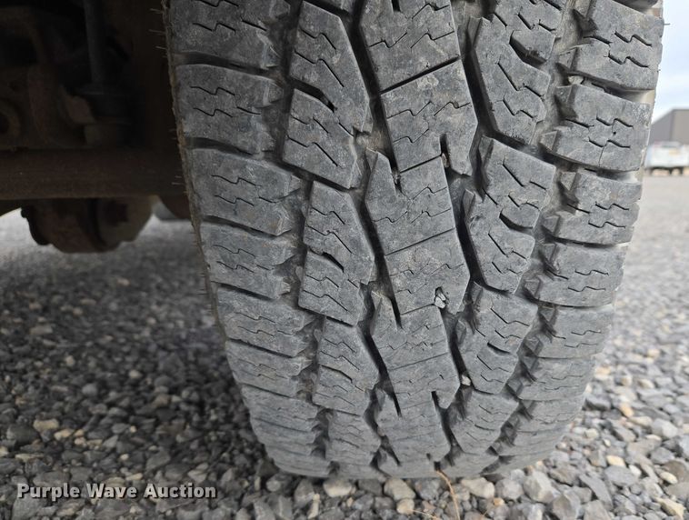 image for item ET1131 2007 Ford F250 Super Duty XL Ext. Cab utility bed pickup truck