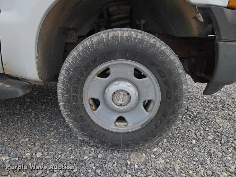 image for item ET1131 2007 Ford F250 Super Duty XL Ext. Cab utility bed pickup truck