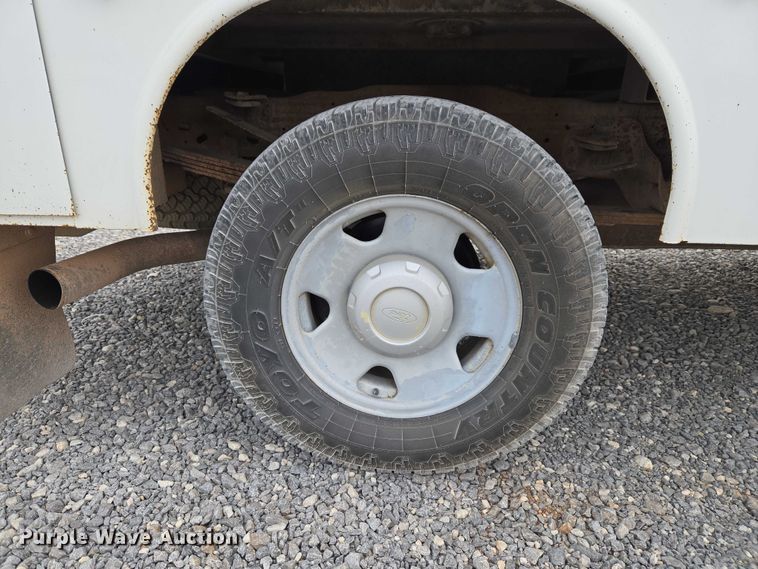 image for item ET1131 2007 Ford F250 Super Duty XL Ext. Cab utility bed pickup truck