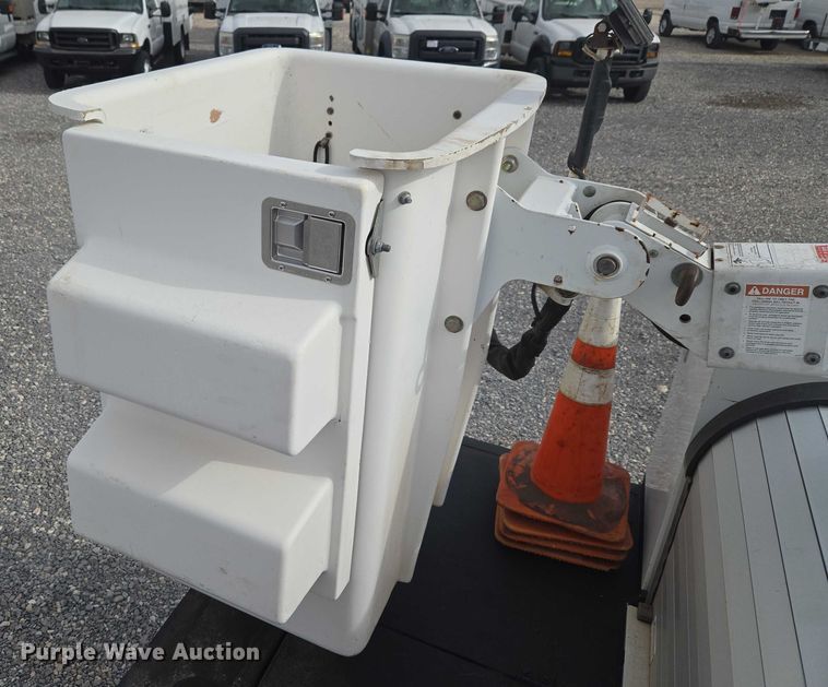 image for item ET1132 2012 Ford F550 Super Duty XL bucket truck