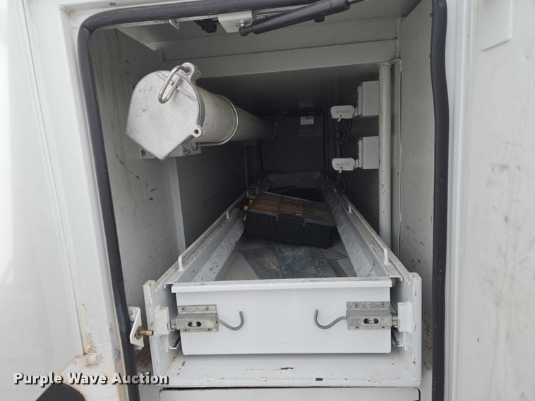 image for item ET1132 2012 Ford F550 Super Duty XL bucket truck