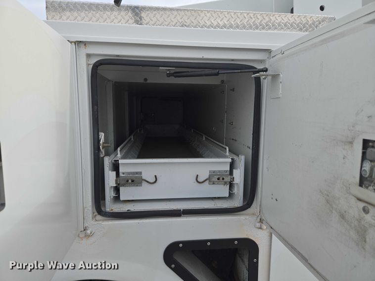 image for item ET1132 2012 Ford F550 Super Duty XL bucket truck