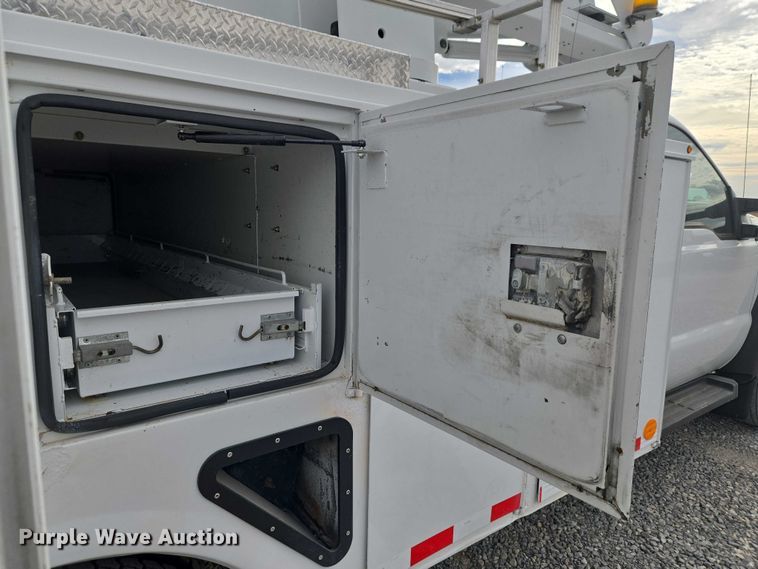 image for item ET1132 2012 Ford F550 Super Duty XL bucket truck