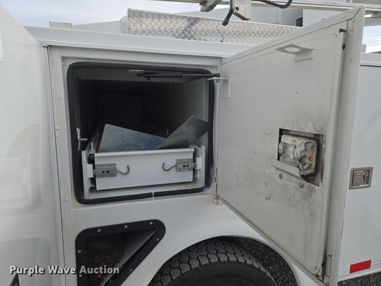 image for item ET1132 2012 Ford F550 Super Duty XL bucket truck