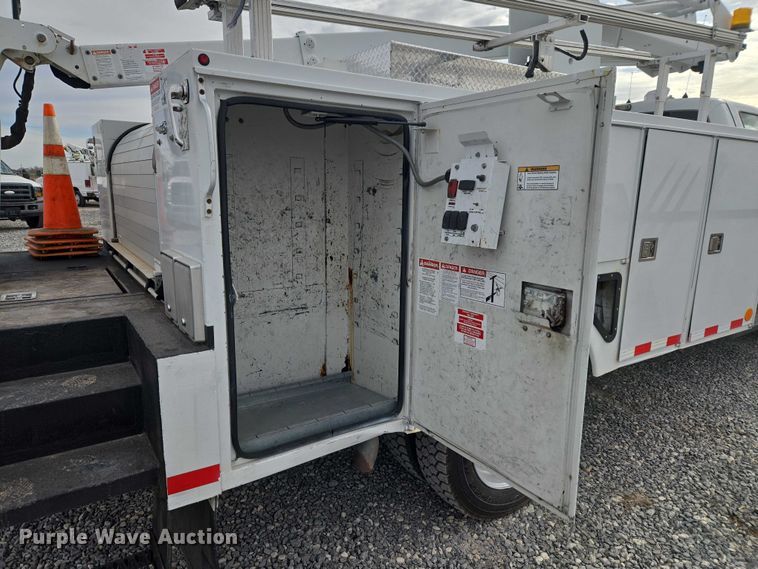 image for item ET1132 2012 Ford F550 Super Duty XL bucket truck