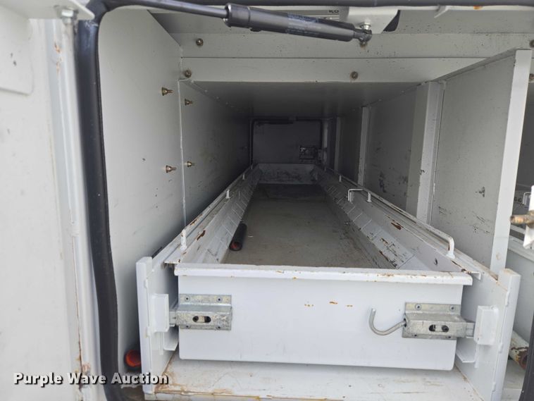 image for item ET1132 2012 Ford F550 Super Duty XL bucket truck