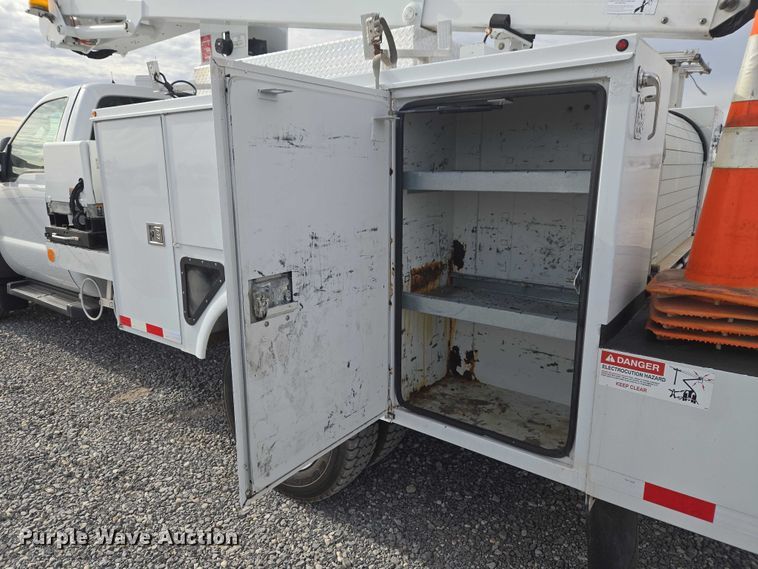 image for item ET1132 2012 Ford F550 Super Duty XL bucket truck