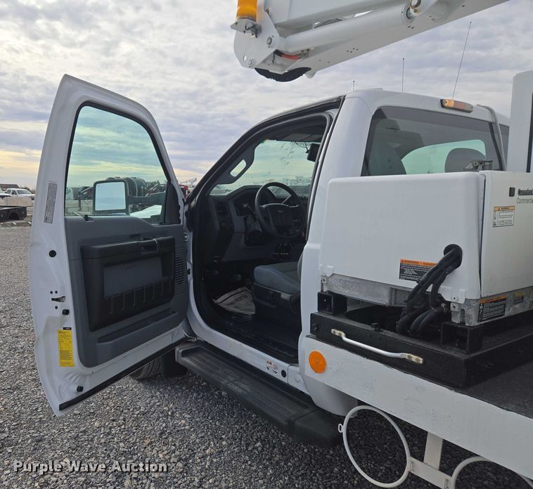 image for item ET1132 2012 Ford F550 Super Duty XL bucket truck