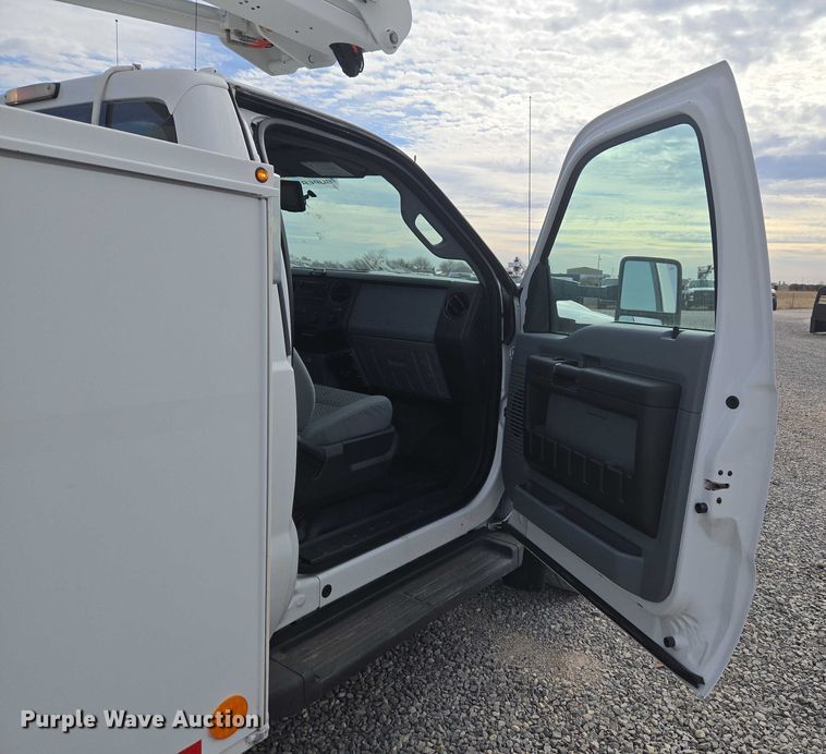 image for item ET1132 2012 Ford F550 Super Duty XL bucket truck