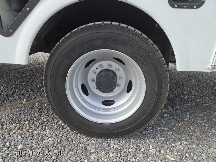 image for item ET1132 2012 Ford F550 Super Duty XL bucket truck