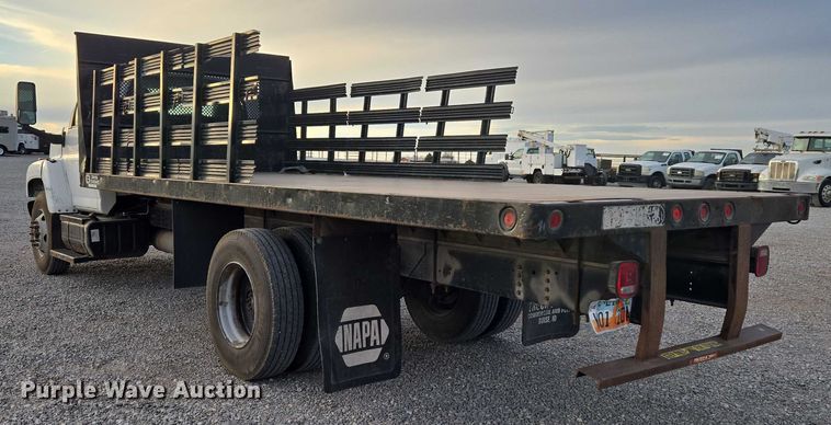 image for item ET1133 2005 GMC C6500 flatbed truck