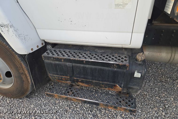 image for item ET1133 2005 GMC C6500 flatbed truck