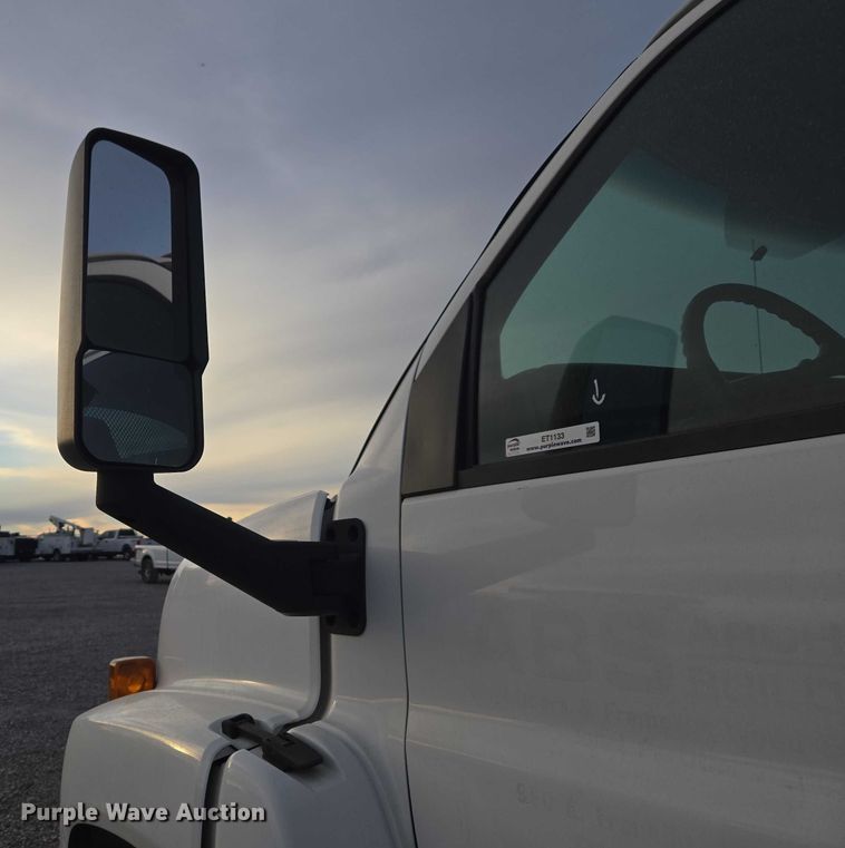 image for item ET1133 2005 GMC C6500 flatbed truck