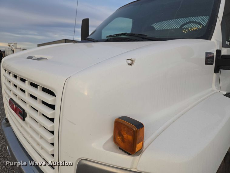 image for item ET1133 2005 GMC C6500 flatbed truck