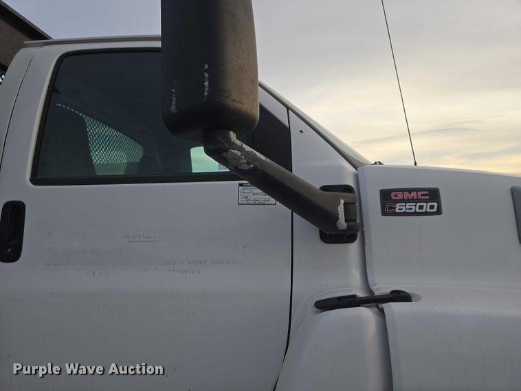 image for item ET1133 2005 GMC C6500 flatbed truck