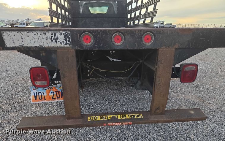 image for item ET1133 2005 GMC C6500 flatbed truck