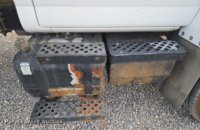 image for item ET1133 2005 GMC C6500 flatbed truck