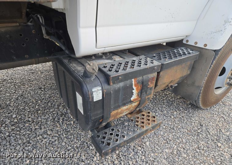 image for item ET1133 2005 GMC C6500 flatbed truck