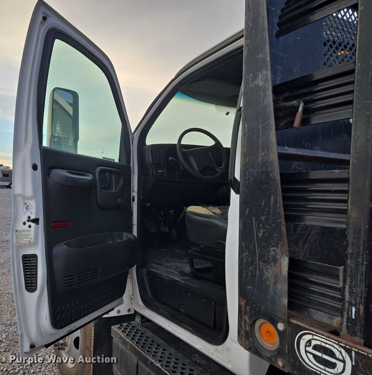 image for item ET1133 2005 GMC C6500 flatbed truck