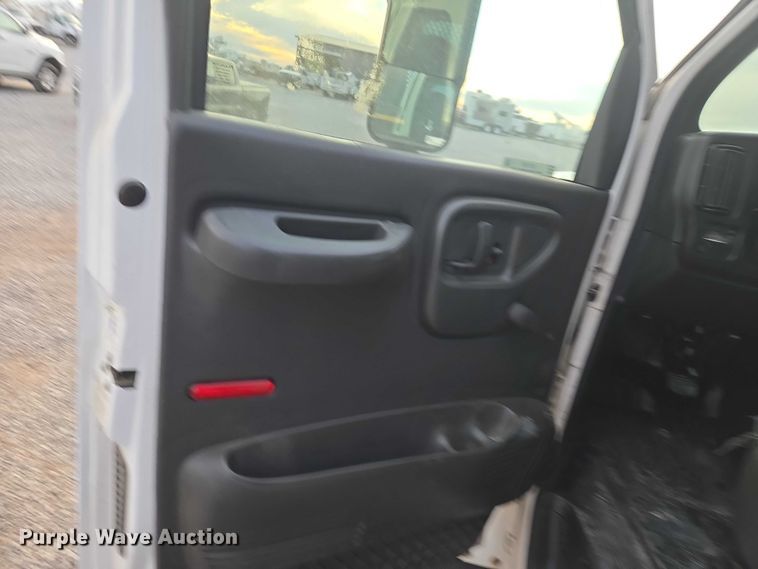 image for item ET1133 2005 GMC C6500 flatbed truck