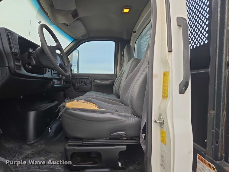 image for item ET1133 2005 GMC C6500 flatbed truck