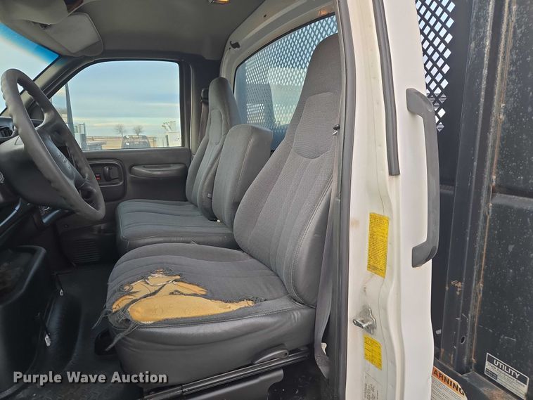 image for item ET1133 2005 GMC C6500 flatbed truck