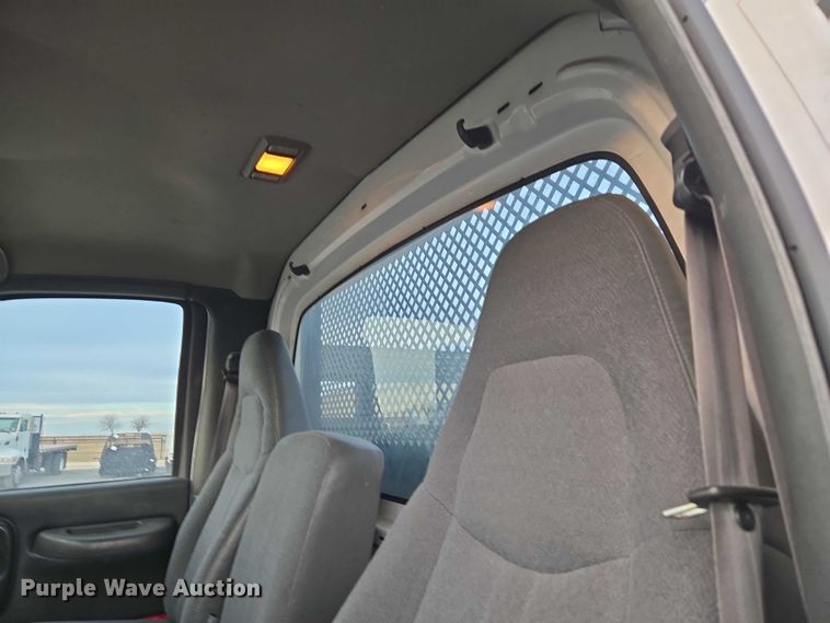 image for item ET1133 2005 GMC C6500 flatbed truck