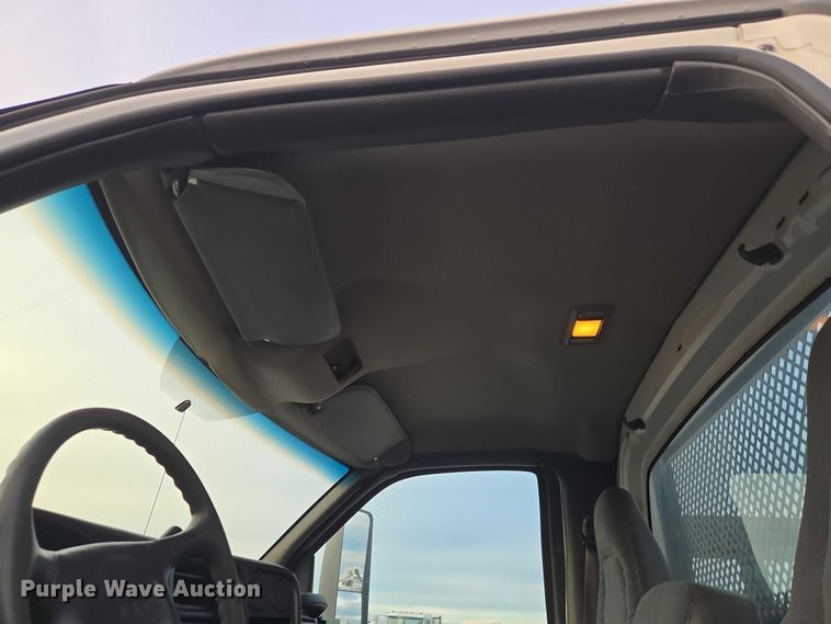 image for item ET1133 2005 GMC C6500 flatbed truck