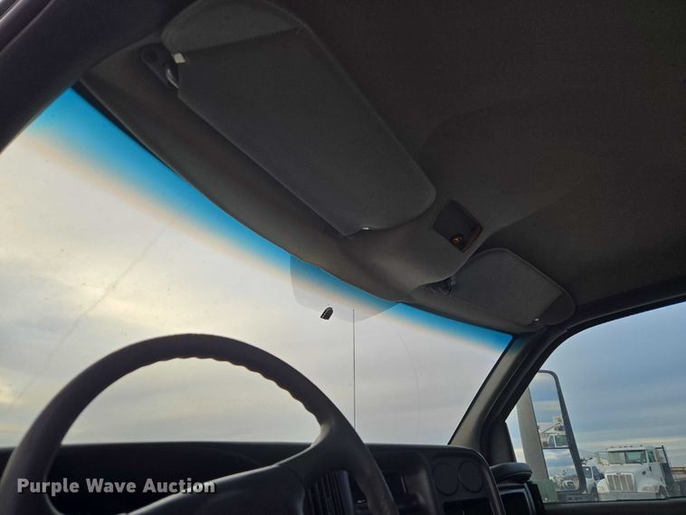 image for item ET1133 2005 GMC C6500 flatbed truck