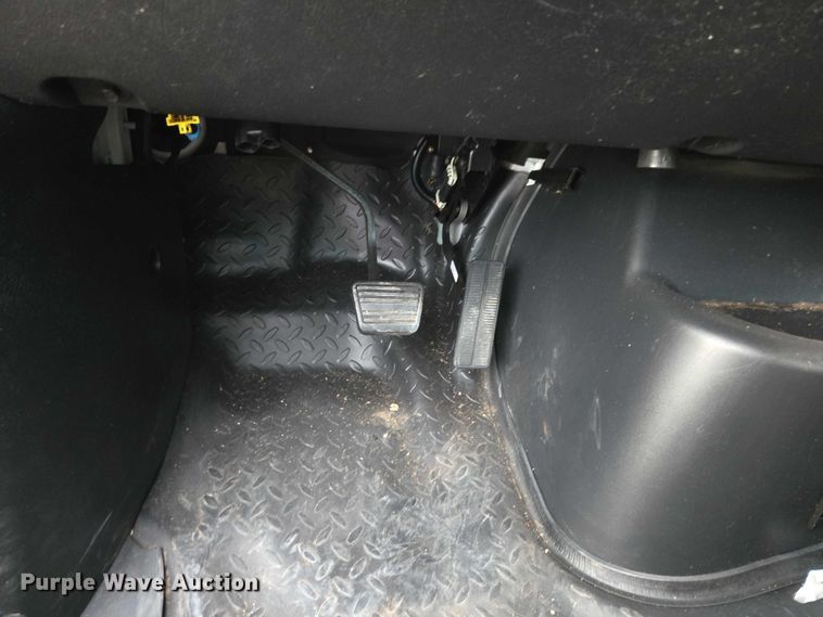 image for item ET1133 2005 GMC C6500 flatbed truck