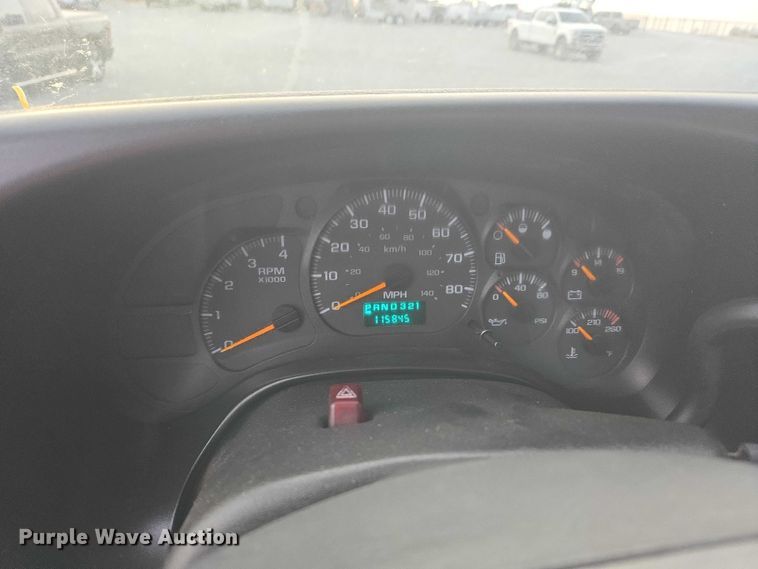 image for item ET1133 2005 GMC C6500 flatbed truck